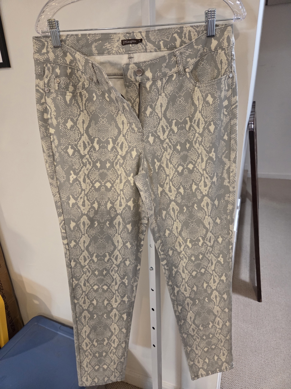 J. McLaughlin Gray and Cream Snake-Print Cropped Ankle Pants